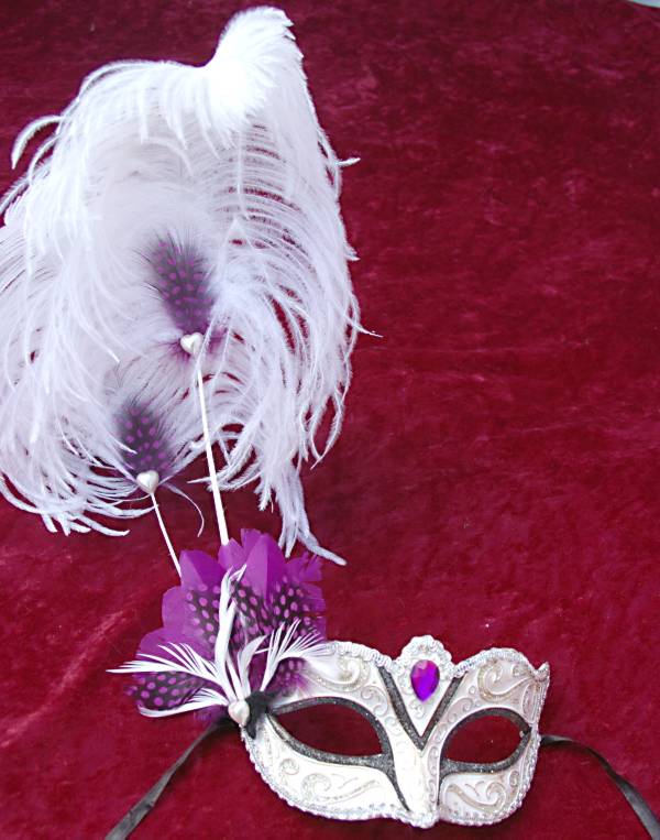(image for) Claudia Purple Feather Mask Themed Parties LauraLucci Collection U763 - Click Image to Close
