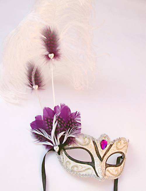 (image for) Claudia Purple Feather Mask Themed Parties LauraLucci Collection U763